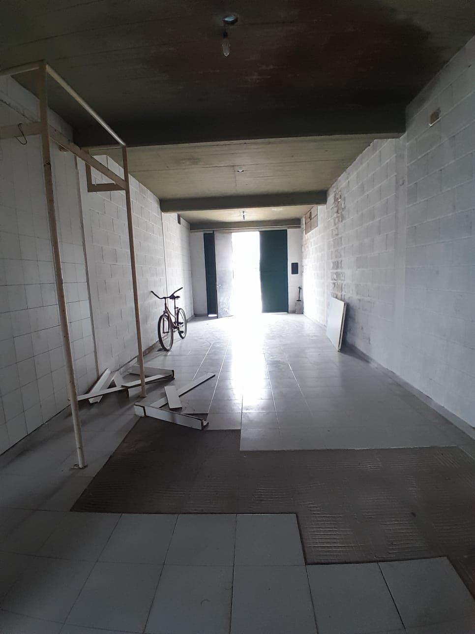 Local comercial con gran lote en Laprida y Bolívar. - 3
