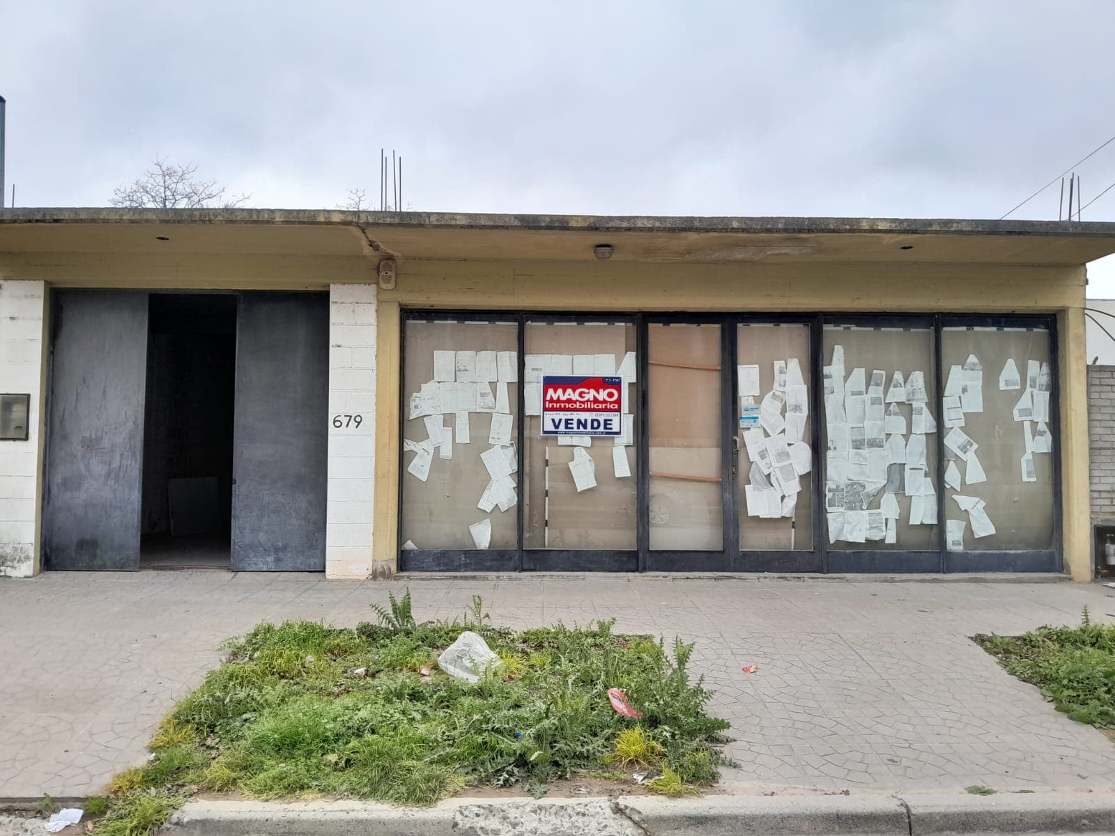 Local comercial con gran lote en Laprida y Bolívar.