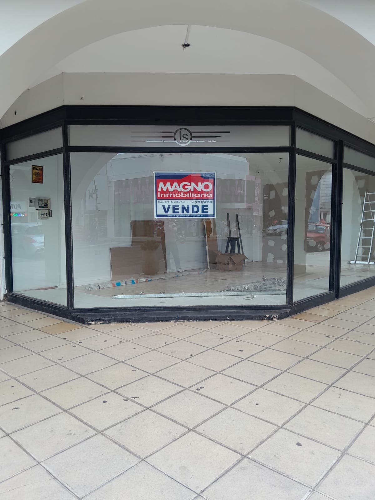 Local Comercial en el centro de Azul. - 2