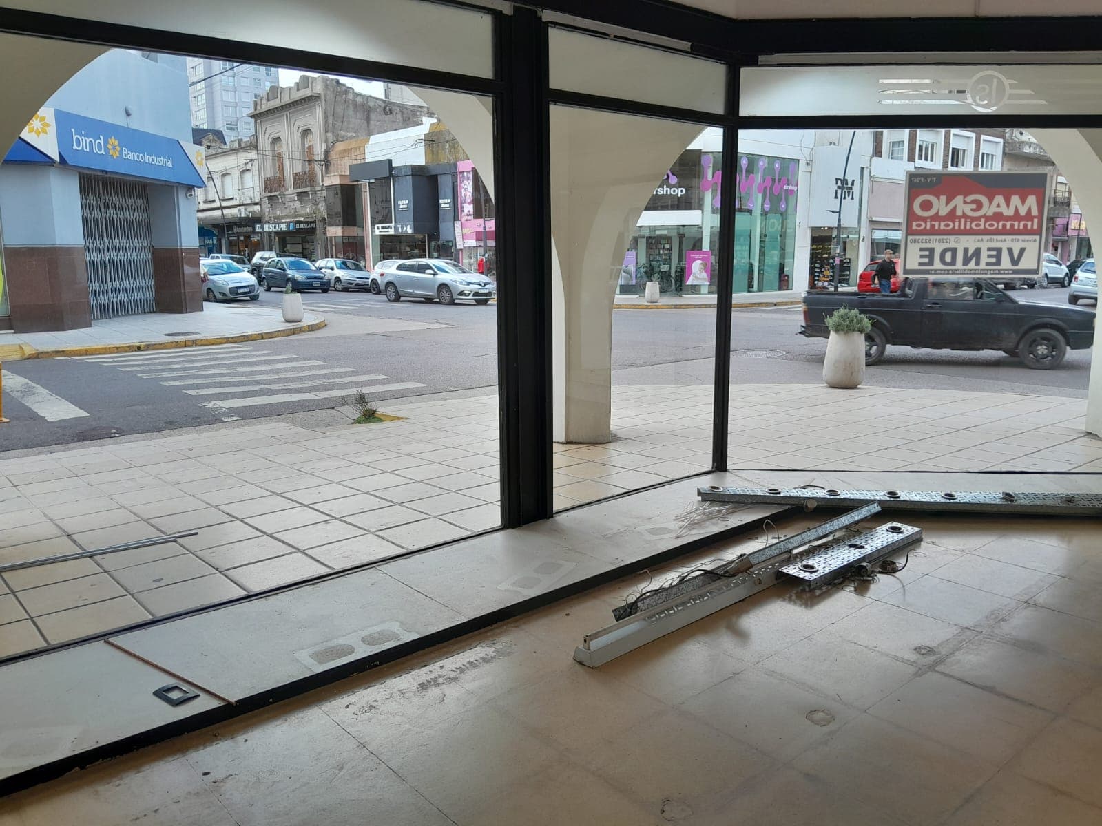 Local Comercial en el centro de Azul. - 4